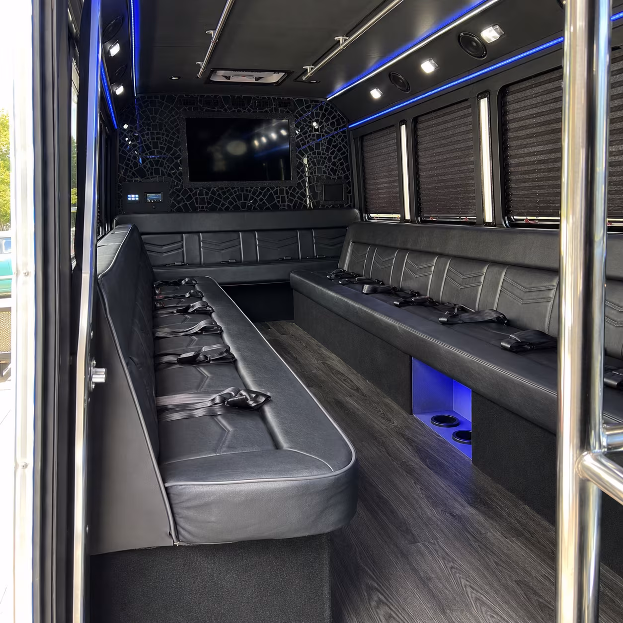 airport shuttle buses for sports teams and large groups traveling from farmington hills