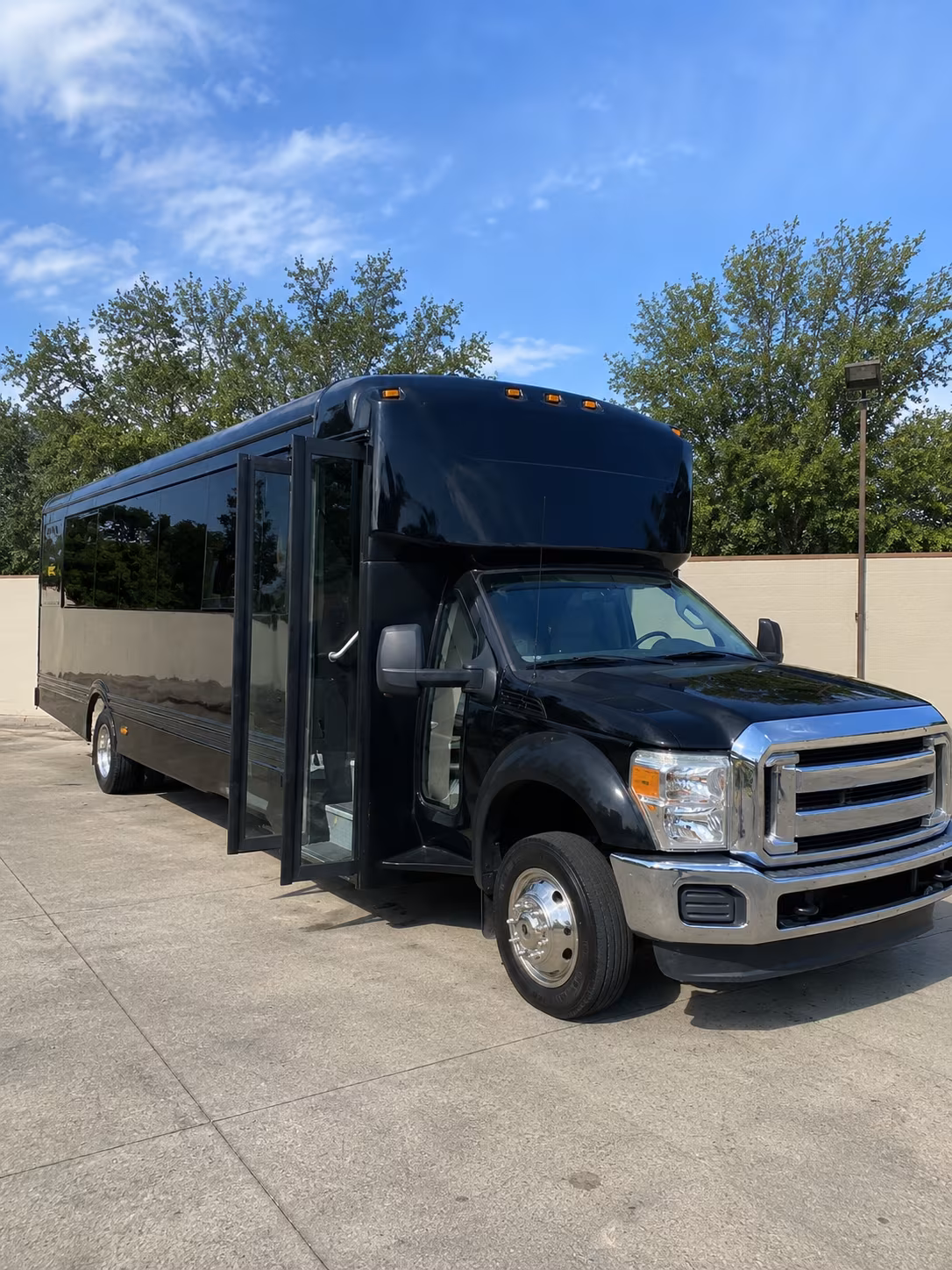 farmington hills 20 passenger party bus