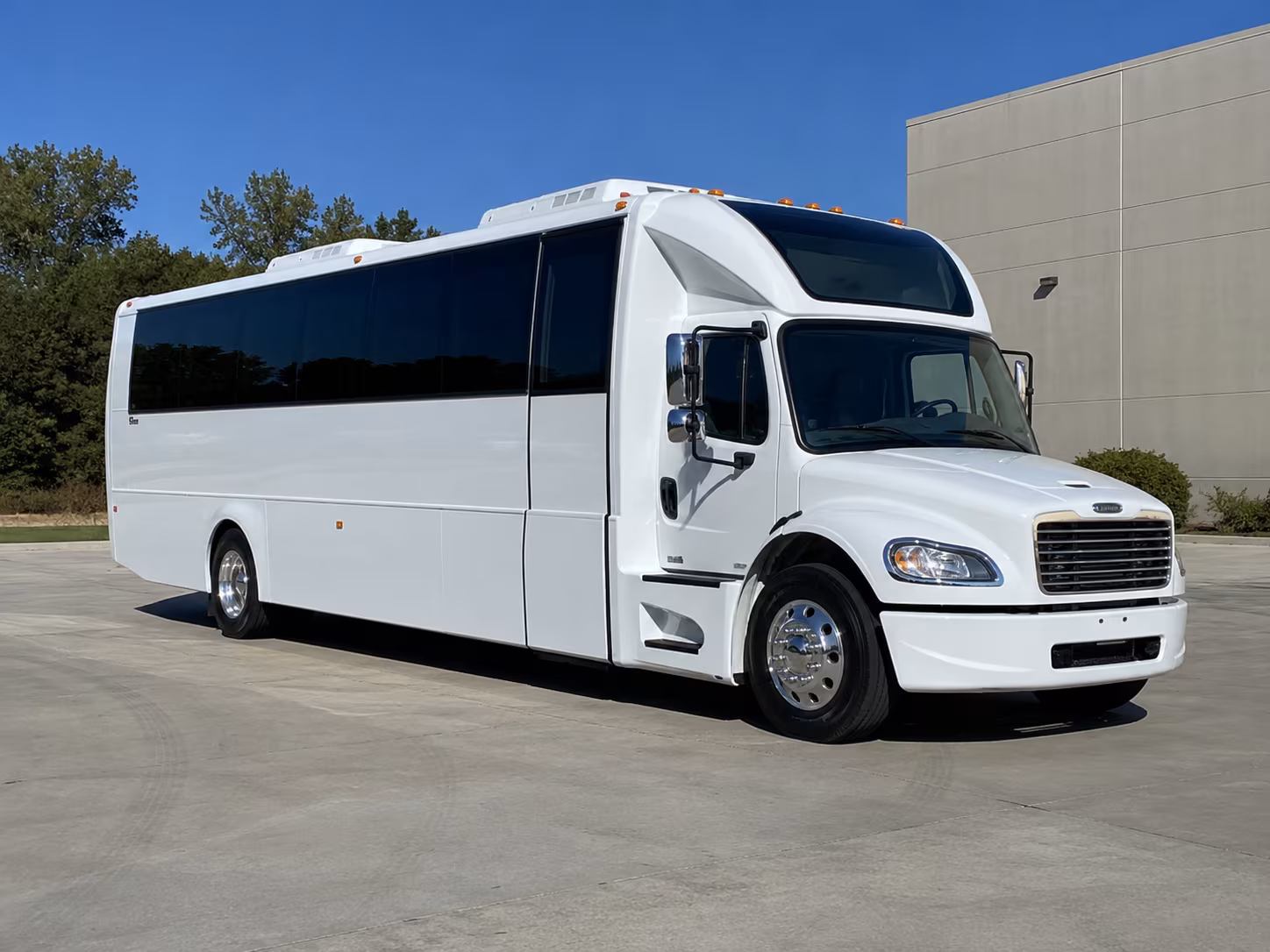 farmington hills 28 passenger party bus