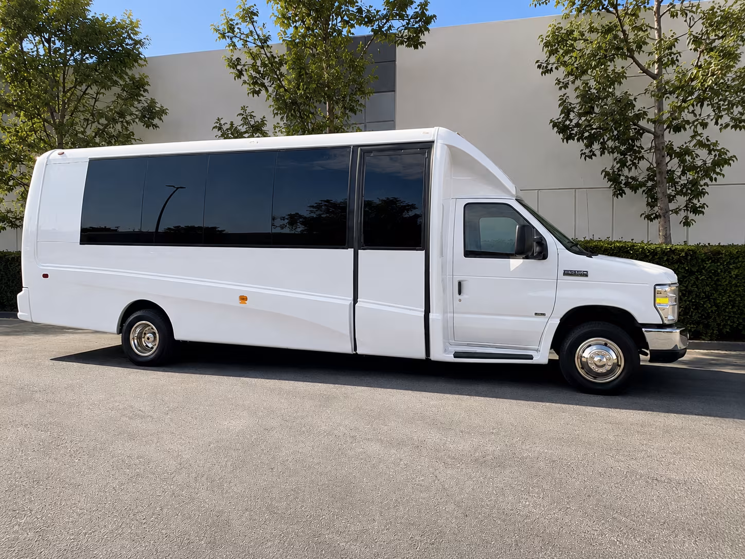 minibuses and charter buses for farmington hills corporate retreats and team outings