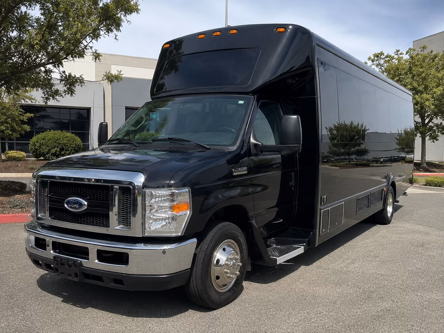 party bus rentals for farmington hills proms at harrison and north farmington high schools